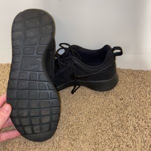 Nike Shoes - Nike Roshe Sneaker Nike Shoes - Nike Roshe Sneaker